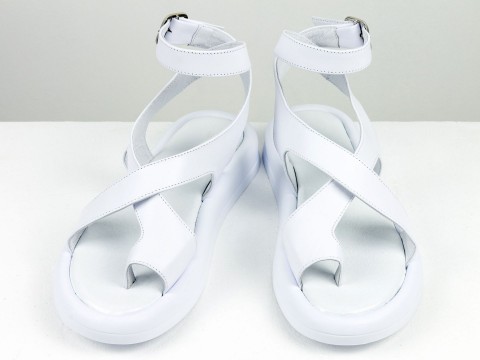 Жіночі білі літні босоніжки із натуральної шкіри на низькому ходу з потовщеною білою підошвою 