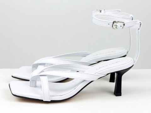 Дизайнерские белые босоножки на каблуке выполнены из натуральной итальянской кожи, С-2313-05