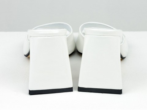 Дизайнерські шльопанці білого кольору на обтяжних підборах з натуральної лакованої  італійської шкіри