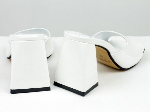 Дизайнерські шльопанці білого кольору на обтяжних підборах з натуральної лакованої  італійської шкіри