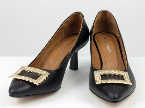 Дизайнерські туфлі-човники на підборах "рюмочка" з натуральної італійської шкіри з золотою фурнітурою попереду , Т-2116-06