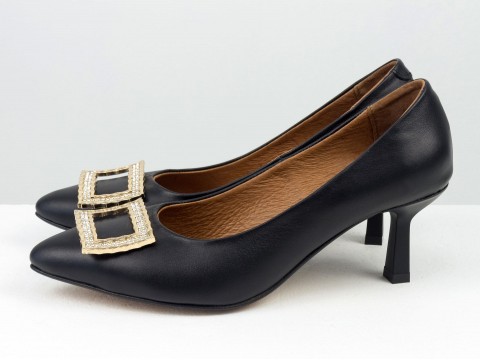 Дизайнерські туфлі човники на підборах з натуральної італійської шкіри чорного кольору з золотою фурнітурою зпереду, Т-2116-06