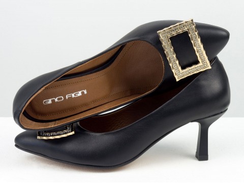 Дизайнерські туфлі-човники на підборах "рюмочка" з натуральної італійської шкіри з золотою фурнітурою попереду , Т-2116-06