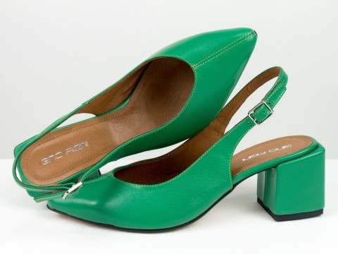 Зелені туфлі на квадратних підборах з відкритою п'ятою з натуральної шкіри кольору "лайм"