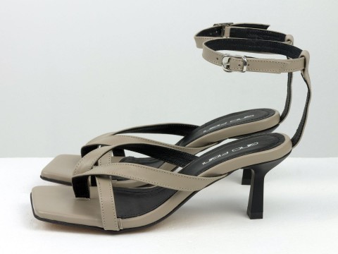 Дизайнерские бежевые босоножки на каблуке выполнены из натуральной итальянской кожи, С-2313-02
