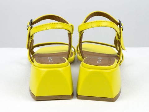 Дизайнерські жовті босоніжки на обтяжних підборах з натуральної італійської шкіри.