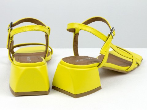 Дизайнерські жовті босоніжки на обтяжних підборах з натуральної італійської шкіри.