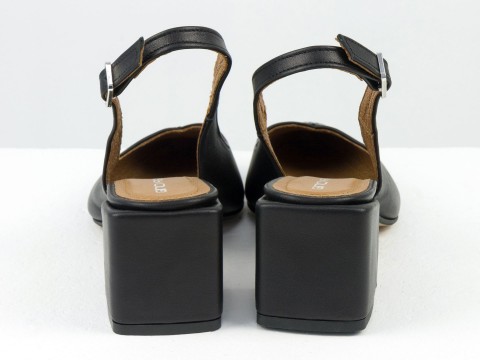 Чорні туфлі на квадратних підборах з відкритою п'ятою з натуральної шкіри.