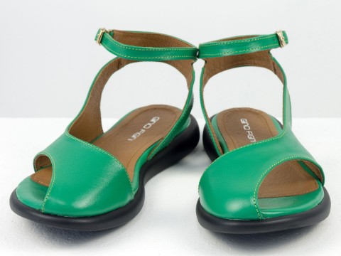 Дизайнерські жіночі босоніжки з ремінцем на полегшеній підошві з натуральної шкіри зеленого кольору, С-2221-09