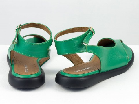 Дизайнерські жіночі босоніжки з ремінцем на полегшеній підошві з натуральної шкіри зеленого кольору, С-2221-09