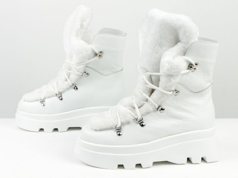 Дизайнерські черевики з натуральної білої шкіри флотар  та білим хутром на потовщеній підошві зі шнурівкою, Б-2240-02