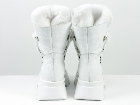 Дизайнерські черевики з натуральної білої шкіри флотар  та білим хутром на потовщеній підошві зі шнурівкою, Б-2240-02