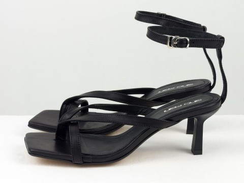 Дизайнерские черные босоножки на каблуке выполнены из натуральной итальянской кожи, С-2313-03