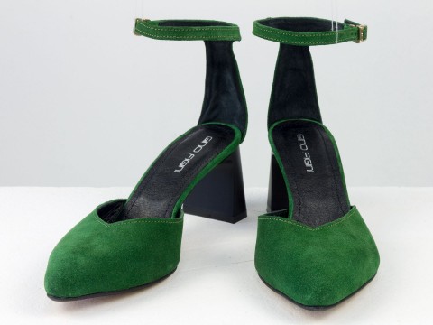 Класичні жіночі туфлі з ремінцем з натуральної замші зеленого кольору.