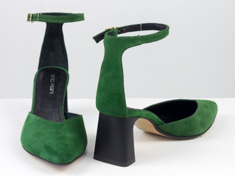 Класичні жіночі туфлі з ремінцем з натуральної замші зеленого кольору.