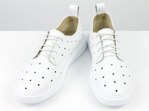 Жіночі спортивні туфлі з перфорацією на низькому ходу із натуральної білої шкіри.