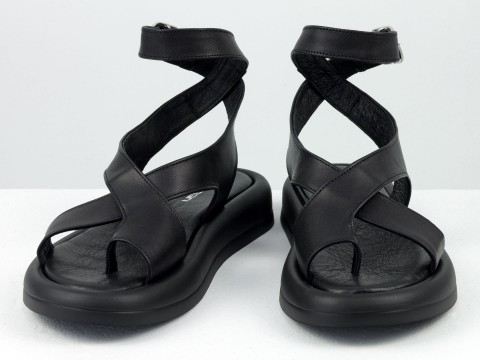 Жіночі чорні  літні босоніжки із натуральної шкіри на низькому ходу з потовщеною чорною підошвою 