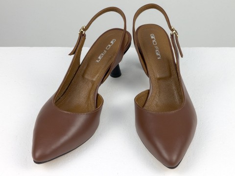 Рудо-коричневі туфлі з натуральної шкіри з відкритою п'ятою на підборі рюмочка 