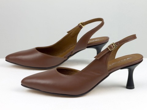Рудо-коричневі туфлі з натуральної шкіри з відкритою п'ятою на підборі рюмочка 