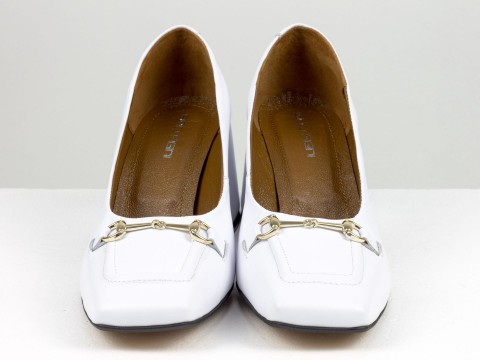 Дизайнерські туфлі на невисокому обтяжному підборі з натуральної італійської шкіри білого кольору, Т-2153-09