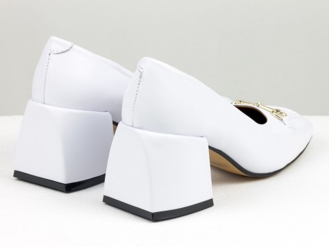 Дизайнерські туфлі на невисокому обтяжному підборі з натуральної італійської шкіри білого кольору, Т-2153-09
