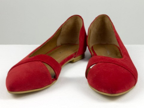 Жіночі туфлі на низькому ходу з натуральної замші червоного кольору.