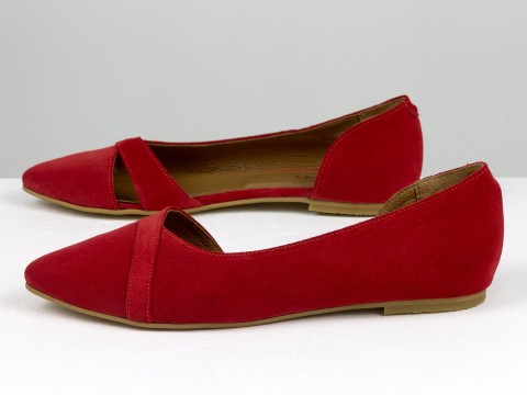 Жіночі туфлі на низькому ходу з натуральної замші червоного кольору.