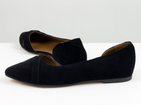 Жіночі туфлі на низькому ходу з натуральної замші чорного кольору.