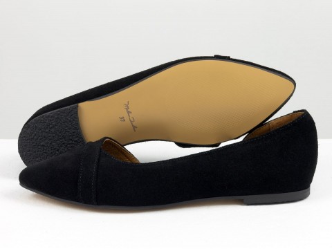 Жіночі туфлі на низькому ходу з натуральної замші чорного кольору.