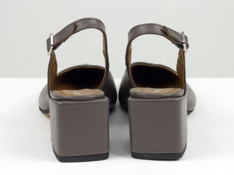 Бузкові туфлі на квадратних підборах з відкритою п'ятою з натуральної шкіри.
