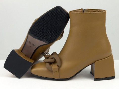 Жіночі монохромні черевики карамельного кольору з натуральної шкіри з фурнітурою, Б-2207-04
