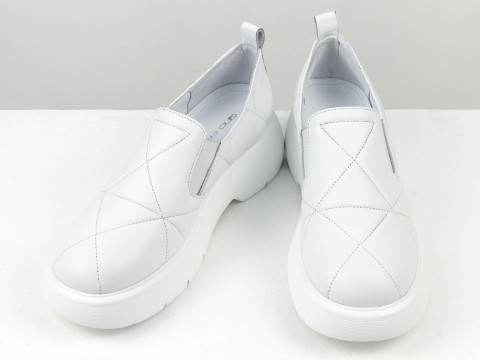 Жіночі білі туфлі з натуральної стьобаної шкіри на полегшеній підошві, Т-2249-02