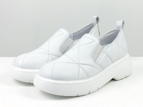 Жіночі білі туфлі з натуральної стьобаної шкіри на полегшеній підошві, Т-2249-02