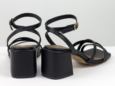 Дизайнерські босоніжки з натуральної італійської шкіри чорного кольору та ремінцем