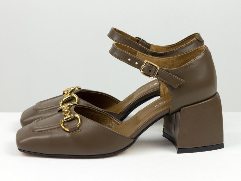 Дизайнерские босоножки на невысоком  обтяжном каблуке из натуральной итальянской кожи коричневого цвета с золотой фурнитурой, С-2211/1-04