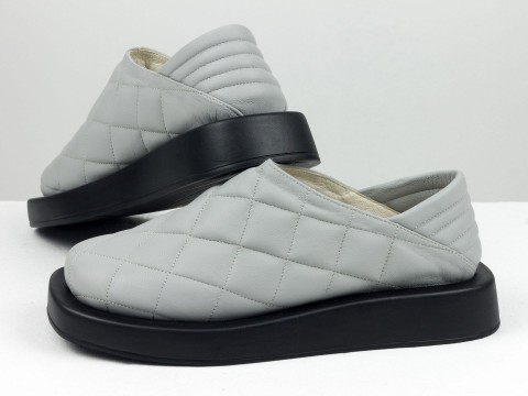 Жіночі сірі туфлі з натуральної стьобаної шкіри на потовщеній чорній підошві, Т-2157-05