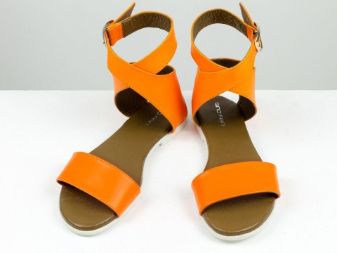 Літні босоніжки з натуральної шкіри яскравого помаранчевого  кольору на низькому ходу, С-600-27