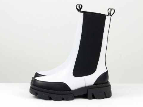 Дизайнерские высокие  ботинки "челси" в сочетании  черной и белой натуральной кожи с резинкой на тракторной подошве, Б-2230-01