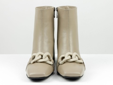 Жіночі монохромні черевики бежевого кольору з натуральної шкіри з фурнітурою, Б-2207-02