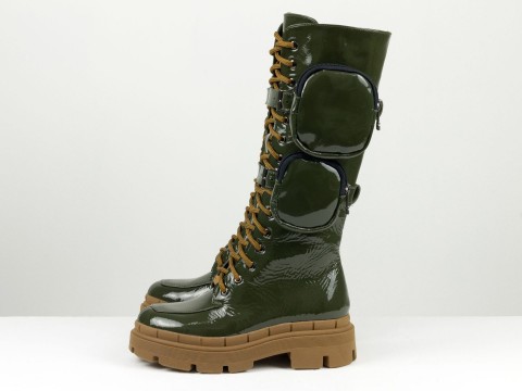 Жіночі спортивні черевики з зеленої лакованої шкіри на модній карамельній  підошві та шнурівці з кишенями, Б-2085-03