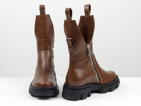 Жіночі коричневі високі черевики з натуральної шкіри асиметричного крою, Б-2104-08