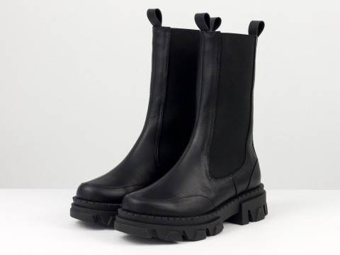 Дизайнерські високі черевики "челсі" з натуральної чорної шкіри з резинками на тракторній підошві, Б-2230-04