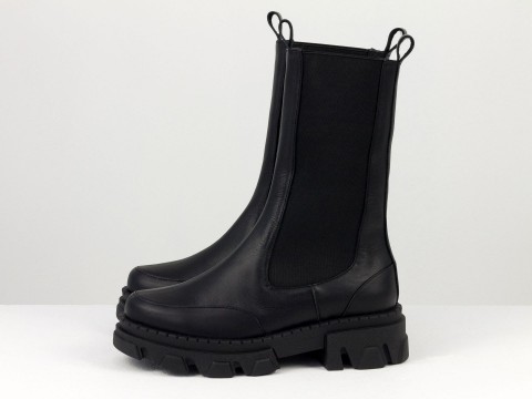 Дизайнерские высокие  ботинки "челси" из натуральной черной кожи с резинкой на тракторной подошве, Б-2230-04