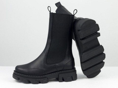 Дизайнерські високі черевики "челсі" з натуральної чорної шкіри з резинками на тракторній підошві, Б-2230-04