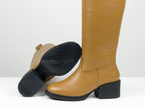 Жіночі класичні чоботи з натуральної карамельної шкіри на підборах, М-2082-02