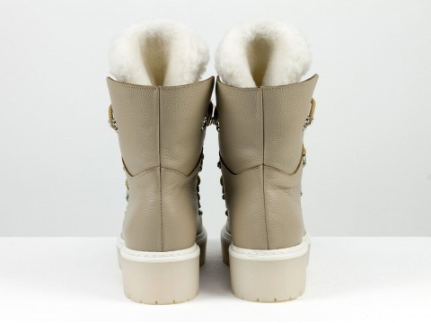 Дизайнерські черевики з натуральної бежевої шкіри та білим хутром на потовщеній підошві зі шнурівкою, Б-2240-01