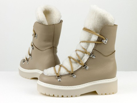 Дизайнерські черевики з натуральної бежевої шкіри та білим хутром на потовщеній підошві зі шнурівкою, Б-2240-01