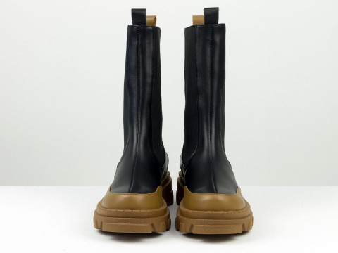 Дизайнерські високі черевики челсі в поєднанні чорної та карамельної натуральної шкіри з гумкою на тракторній підошві, Б-2230-02