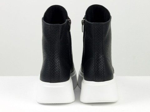 Жіночі черевики на полегшеній підошві з натуральної шкіри текстури пітон чорного кольору з білим носиком, Б-2055-04