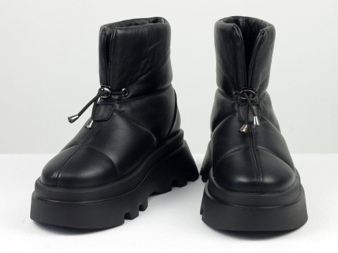 Жіночі черевики з натуральної м'якої ї стьоганої шкіри чорного кольору на полегшеній підошві